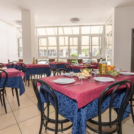 Hotel Villa Isola Ріміні Екстер'єр фото