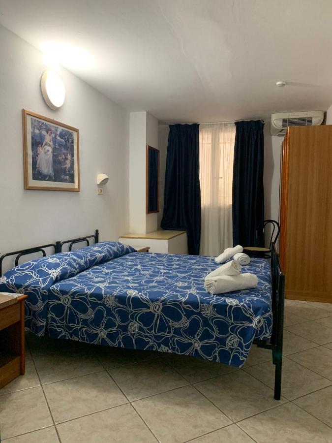 Hotel Villa Isola Ріміні Екстер'єр фото