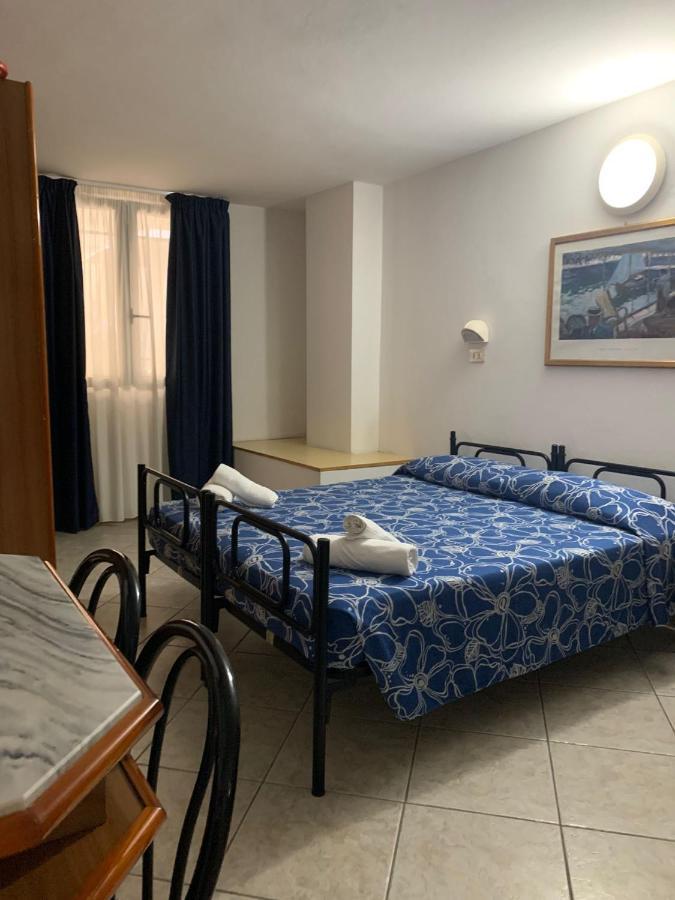 Hotel Villa Isola Ріміні Екстер'єр фото