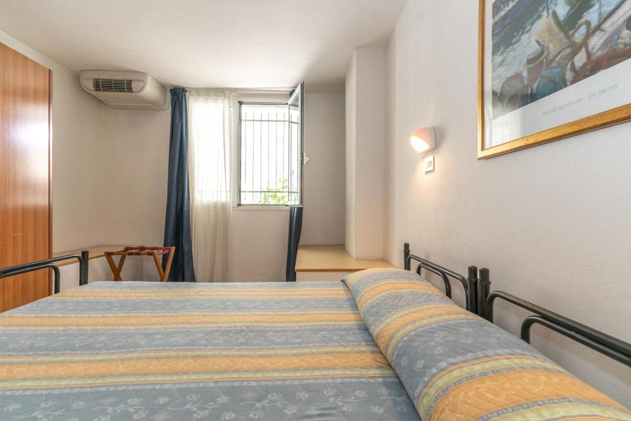 Hotel Villa Isola Ріміні Екстер'єр фото