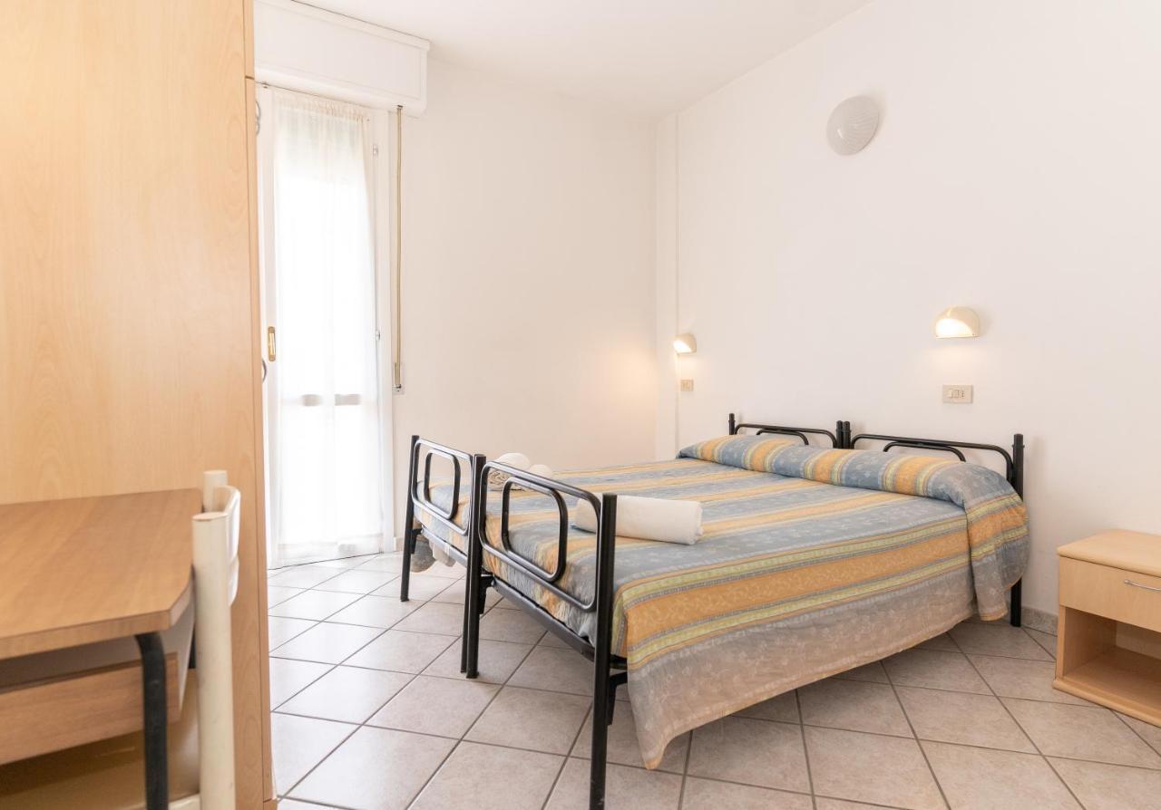 Hotel Villa Isola Ріміні Екстер'єр фото